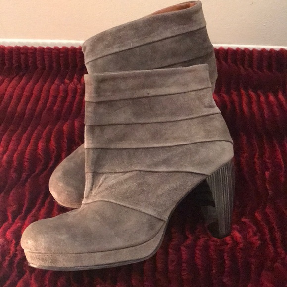 Colleen Cordero Grey Suede Boots - Picture 1 of 5